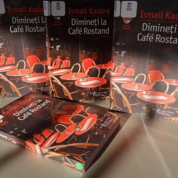 Kadare și ale lui „Dimineți la Cafe Rostand”