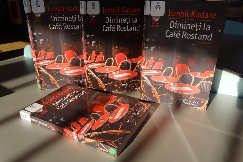 Kadare și ale lui „Dimineți la Cafe Rostand”