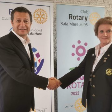 Video | Președintele Clubului Rotary Baia Mare 2005, medicul stomatolog Călin Tătaru, a predat ștafeta