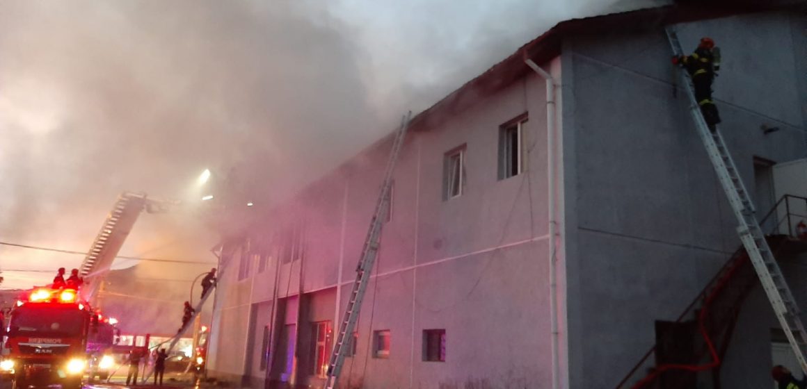 Video & foto | Acoperiș în flăcări Video & foto | Acoperiș în flăcări