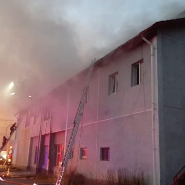 Video & foto | Acoperiș în flăcări