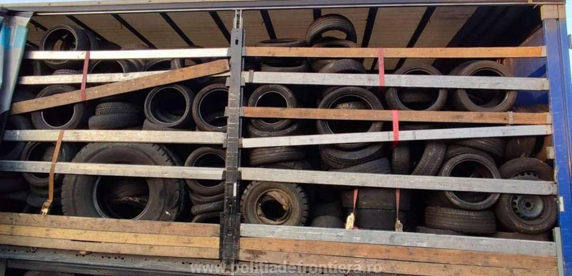 Peste 23 de tone de caucuiucuri uzate oprite la vamă