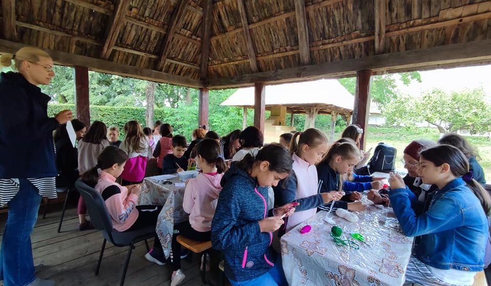 Lecții de cusut pentru copii la Muzeul Satului
