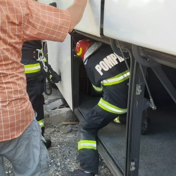 Video | Actualizare – Accident grav în Moisei, un autocar s-a izbit de o casă. S-a activat planul roșu de intervenție