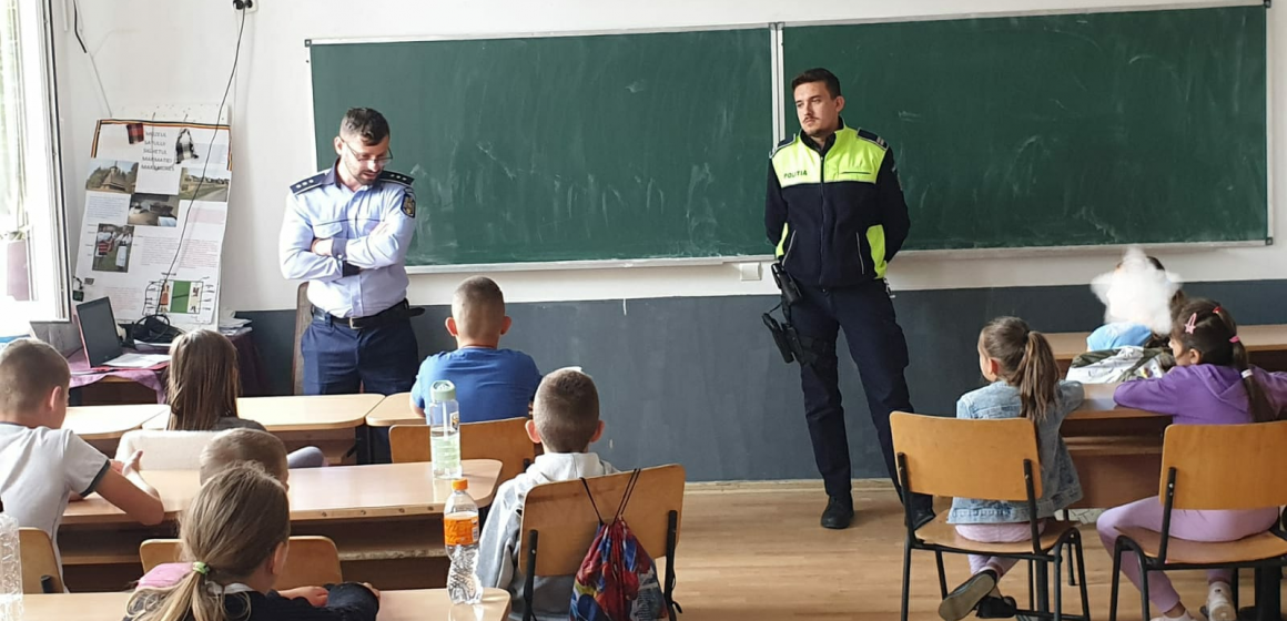 Polițiști alături de copii în tabără la Rozavlea