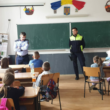 Polițiști alături de copii în tabără la Rozavlea Polițiști alături de copii în tabără la Rozavlea