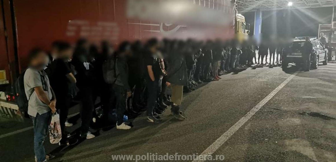 Video | 103 cetăţeni străini care voiau să ajungă ilegal în Spaţiul Schengen, găsiţi ascunşi în două tiruri