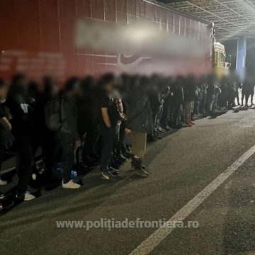Video | 103 cetăţeni străini care voiau să ajungă ilegal în Spaţiul Schengen, găsiţi ascunşi în două tiruri