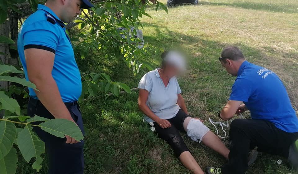 Jandarmii au intervenit pentru a recupera o femeie accidentată dintr-o zonă montană greu accesibilă