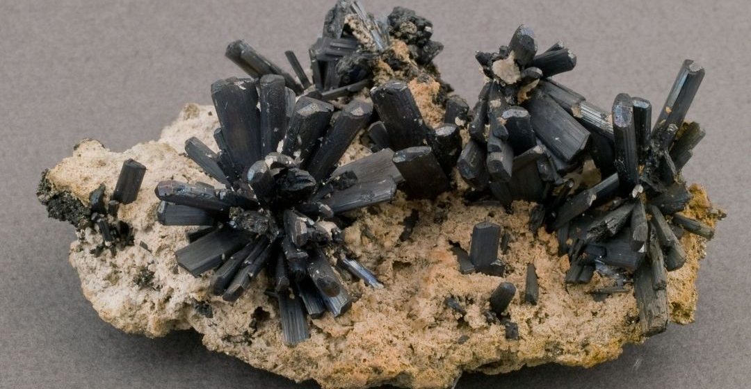Exponatul săptămânii la Muzeul Județean de Mineralogie este un eșantion deosebit de stibină, calcit