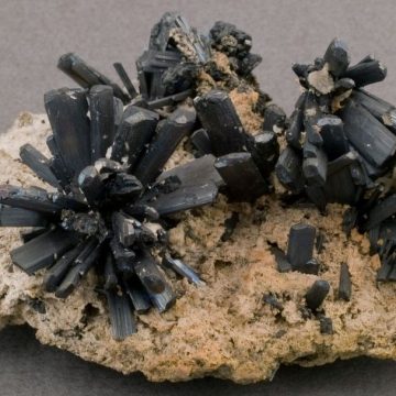 Exponatul săptămânii la Muzeul Județean de Mineralogie este un eșantion deosebit de stibină, calcit