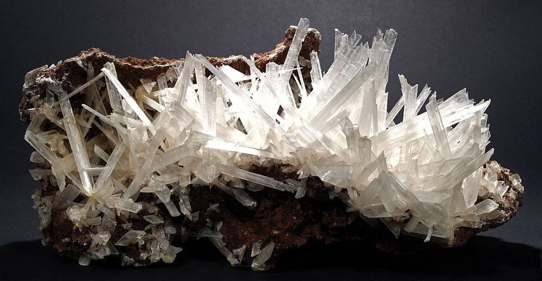 Exponatul săptămânii la Muzeul Județean de Mineralogie este un eșantion deosebit de gips și calcit