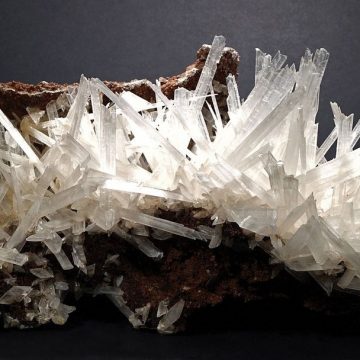Exponatul săptămânii la Muzeul Județean de Mineralogie este un eșantion deosebit de gips și calcit