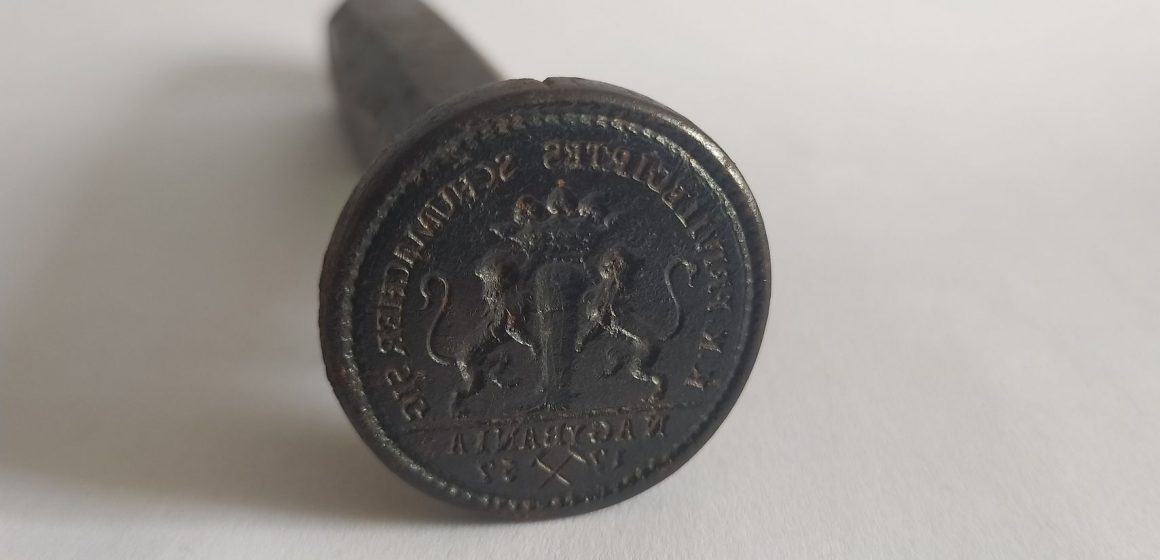 Exponatul săptămânii la Muzeul Județean de Istorie și Arheologie Maramureș este sigiliul breslei pantofarilor din 1757