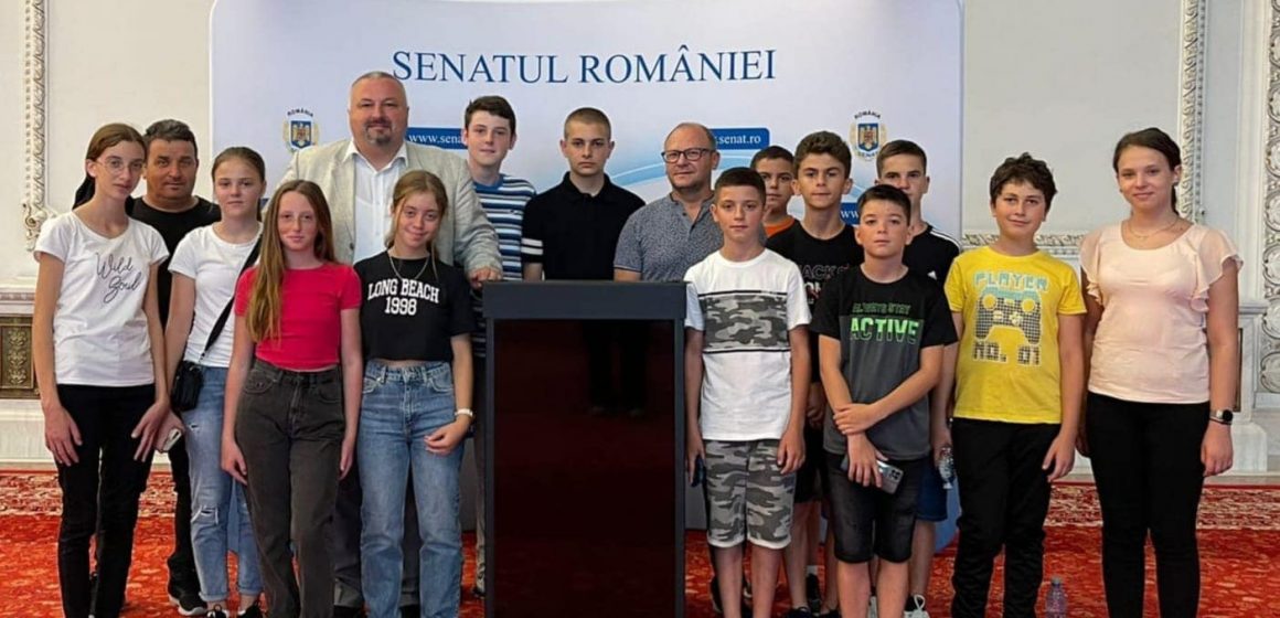 Dan Ivan, USR: Elevii premianți din comuna Băița de sub Codru în vizită la Senat de Ziua Limbii Române