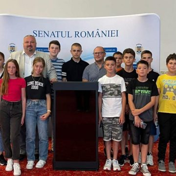 Dan Ivan, USR: Elevii premianți din comuna Băița de sub Codru în vizită la Senat de Ziua Limbii Române