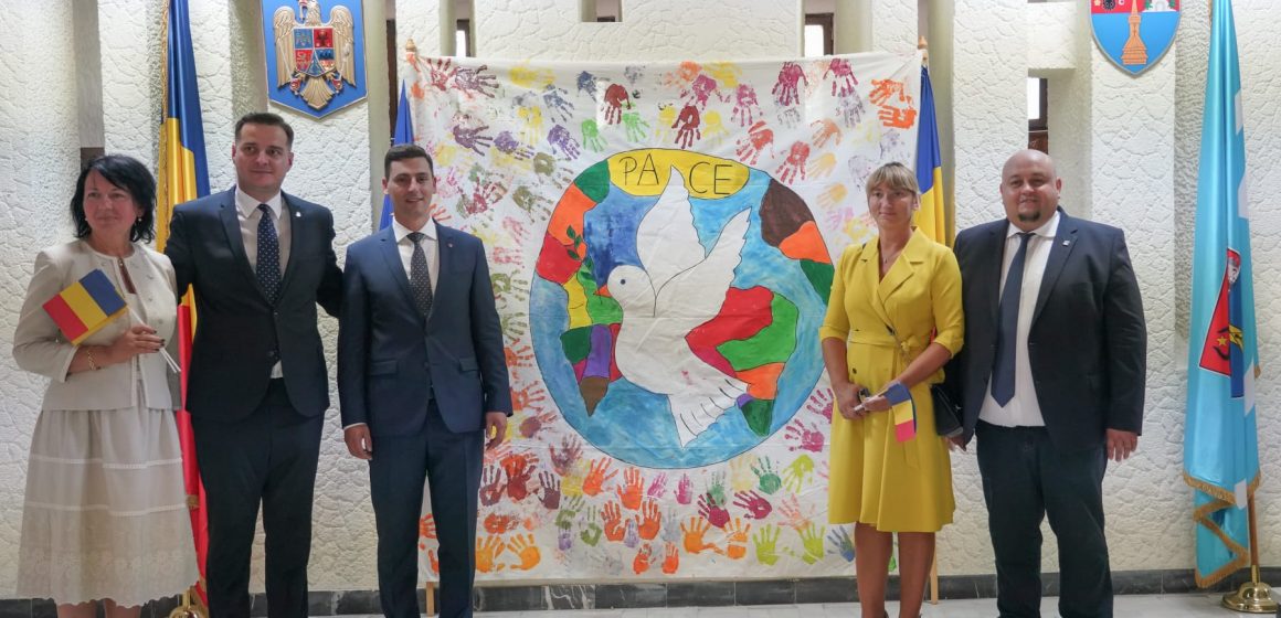 Video | Consiliul Județean Maramureș a organizat un eveniment de marcare a Zilei Independenței Ucrainei: Lanțul Solidarității – Solidari cu regiunile ucrainene înfrățite