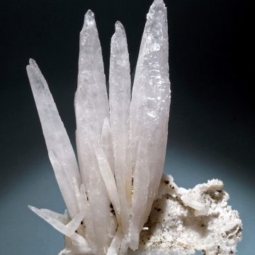 Un eșantion din cuarţ, calcit și calcopirită – exponatul săptămânii la Muzeul de Mineralogie