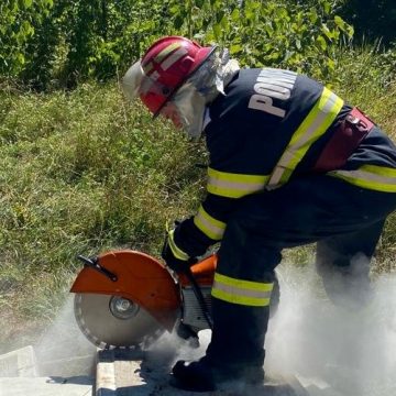 Galerie foto | Pompieri la un exercițiu vizând intervenția după un cutremur