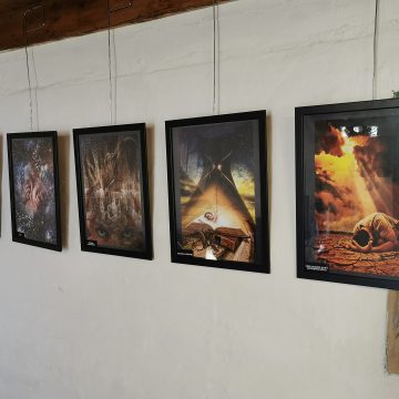 Video | Expoziția de metafore vizuale ”cHarisme” a artistului Lucian Dobârtă, la Muzeul Satului