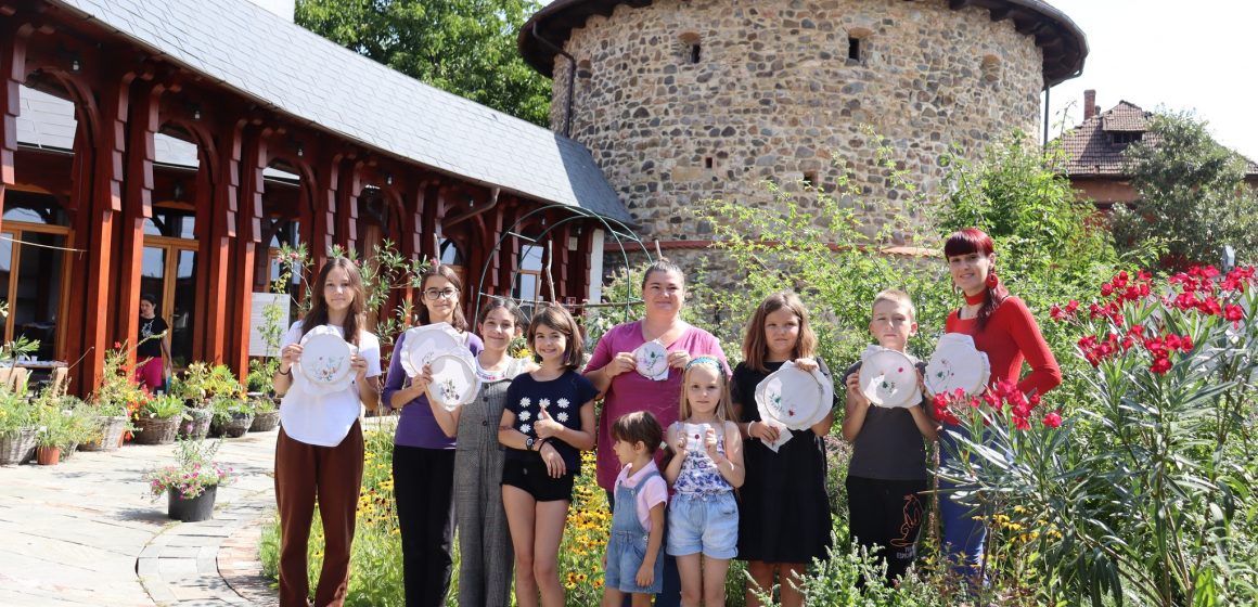 La Bastionul Măcelarilor se continuă atelierele de broderie, de cusut pe lemn și cea de ștampile și șabloane