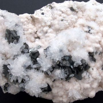 Exponatul săptămânii la Muzeul Județean de Mineralogie este un exponat deosebit format din tetraedrit, cuarț și calcit