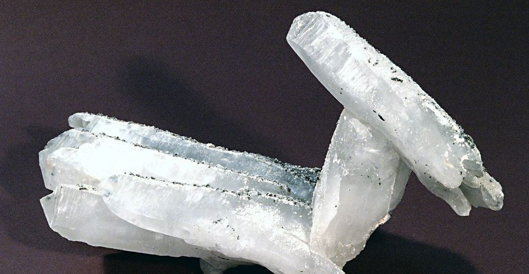 Exponatul săptămânii la Muzeul Județean de Mineralogie este un eșantion deosebit compus din cuarț, calcit și marcasită