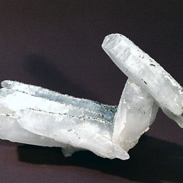 Exponatul săptămânii la Muzeul Județean de Mineralogie este un eșantion deosebit compus din cuarț, calcit și marcasită