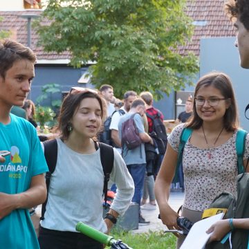 Video | Vernisajul expoziției ”Înger obișnuit”, a lui Részegh Botond, degustare de vinuri și concert de jazz în cea de a treia zi a Főtér Fesztivál 2022