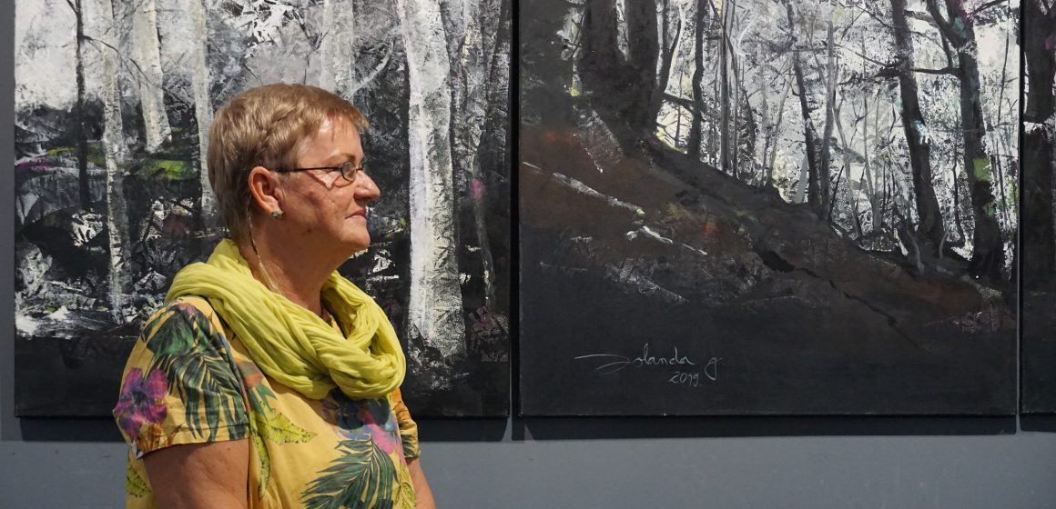 Video | O altfel de expoziție și un altfel de vernisaj ale Iolandei Gherghel Griga