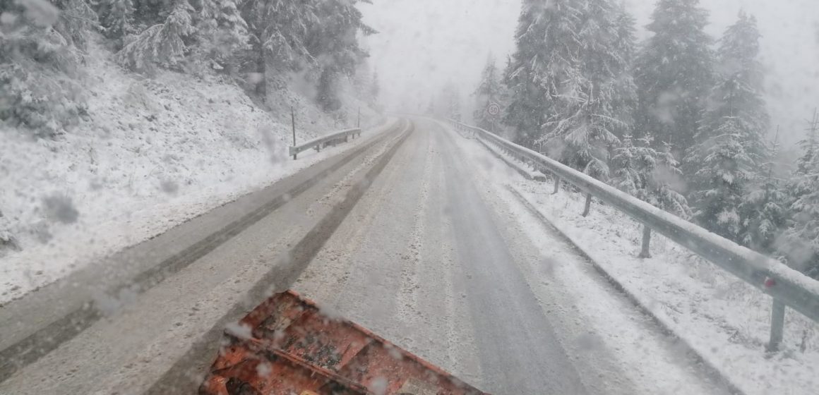 Ninge abundent în pasul Prislop, s-a intervenit cu 4 utilaje