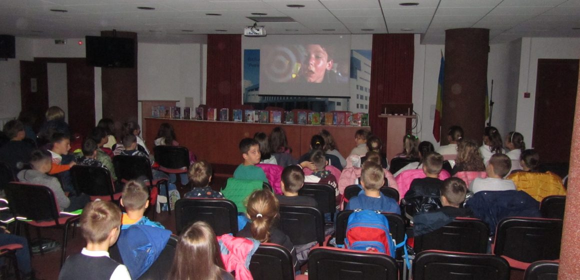 Școlari în vizită la bibliotecă