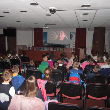 Școlari în vizită la bibliotecă