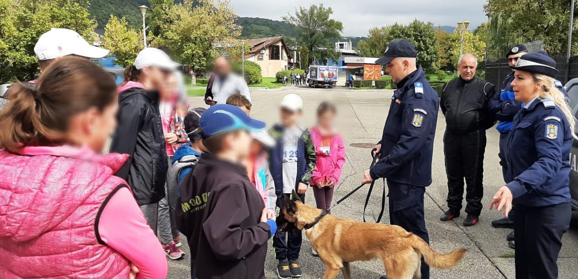Prietenii în uniformă, alături de copii