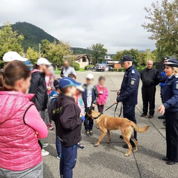 Prietenii în uniformă, alături de copii Prietenii în uniformă, alături de copii