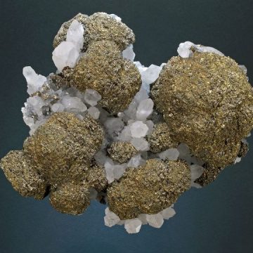 O simbioză între cuarț și marcasită în exponatul săptămânii de la Muzeul de Mineralogie