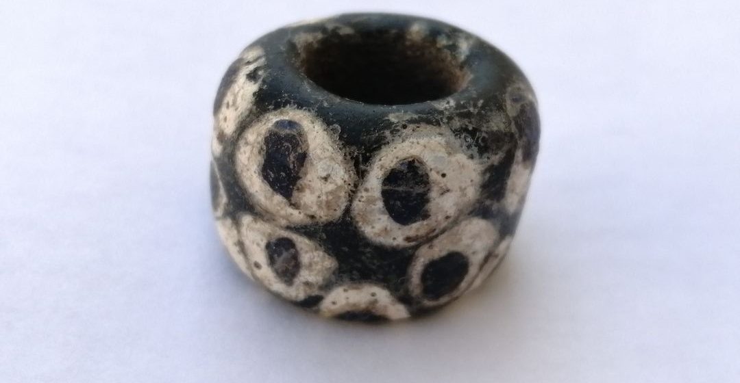 Exponatul săptămânii la Muzeul Județean de Istorie și Arheologie Maramureș este o mărgea celtică din sticlă descoperită la Ciumești – Bostănărie (Tökös)
