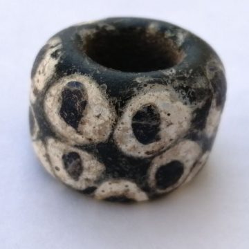 Exponatul săptămânii la Muzeul Județean de Istorie și Arheologie Maramureș este o mărgea celtică din sticlă descoperită la Ciumești – Bostănărie (Tökös)