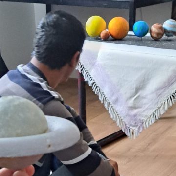 Tinerii de la Centrul de zi Griviței Baia Mare, din cadrul DGASPC Maramureș, au avut parte de o călătorie imaginară în Univers