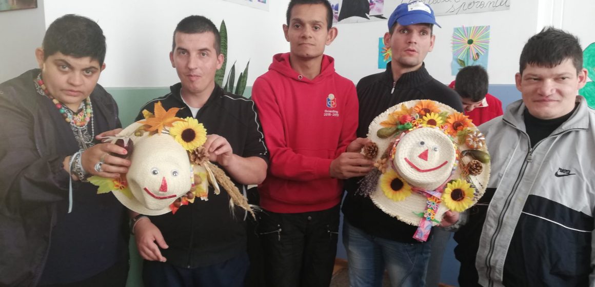 Tinerii din cadrul DGASPC Călinești au început activitățile de realizare a decorațiunilor pentru Halloween