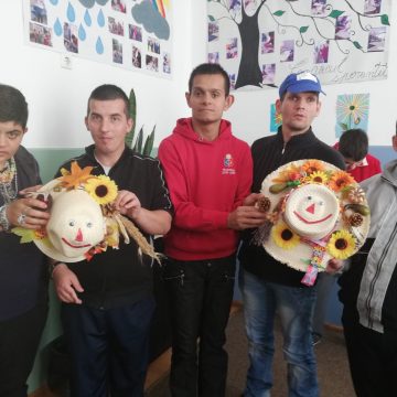 Tinerii din cadrul DGASPC Călinești au început activitățile de realizare a decorațiunilor pentru Halloween Tinerii din cadrul DGASPC Călinești au început activitățile de realizare a decorațiunilor pentru Halloween