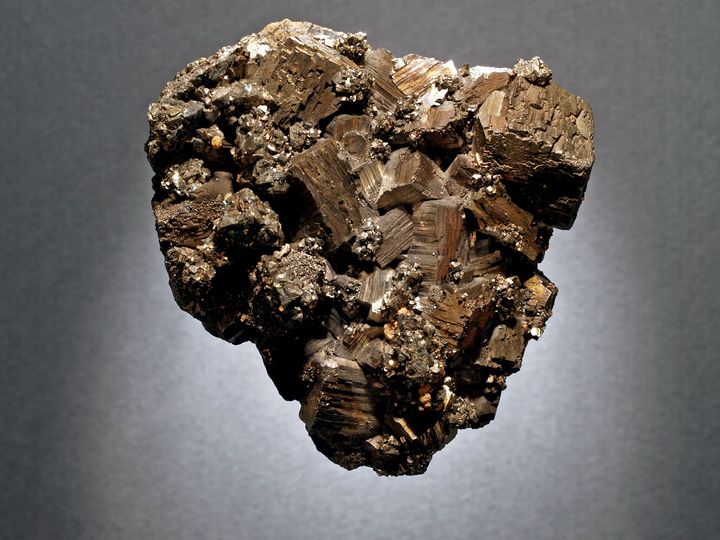 Un eșantion de calcopirită, exponatul săptămânii la Mineralogie Un eșantion de calcopirită, exponatul săptămânii la Mineralogie