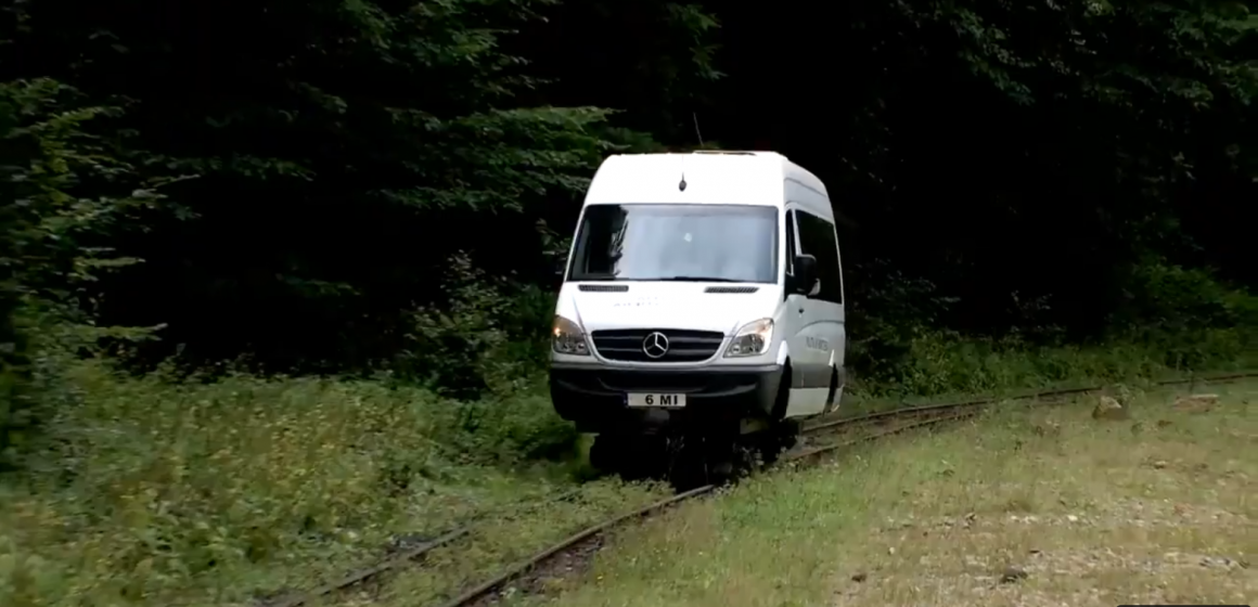 Polițiștii de frontieră păzesc granița cu Ucraina cu un vehicul neobișnuit pe culmile munților