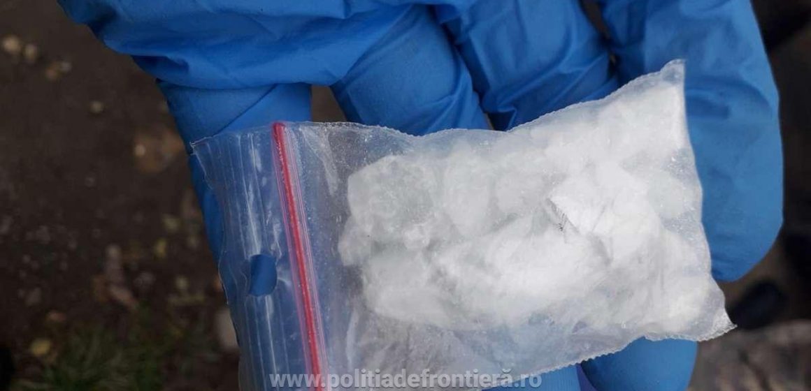 Doi tineri care aveau droguri la ei au încercat să scape cu fuga de o patrulă a Poliției de Frontieră