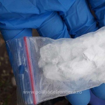 Doi tineri care aveau droguri la ei au încercat să scape cu fuga de o patrulă a Poliției de Frontieră Doi tineri care aveau droguri la ei au încercat să scape cu fuga de o patrulă a Poliției de Frontieră