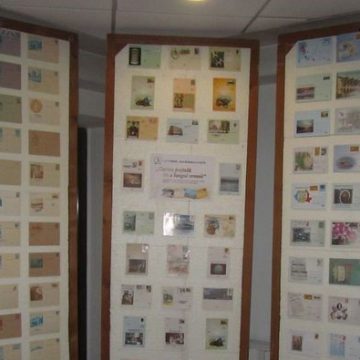 Expoziție la Biblioteca Județeană – „Cartea poştală de-a lungul vremii”
