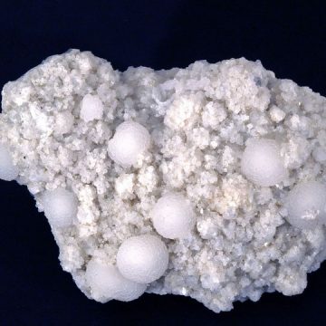 O simbioză între calcit și fluorină, exponatul săptămânii de la Mineralogie O simbioză între calcit și fluorină, exponatul săptămânii de la Mineralogie