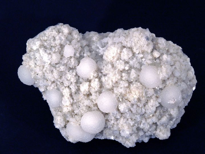 O simbioză între calcit și fluorină, exponatul săptămânii de la Mineralogie O simbioză între calcit și fluorină, exponatul săptămânii de la Mineralogie