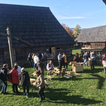 Ateliere de prelucrat lemnul în Muzeul satului maramureșean