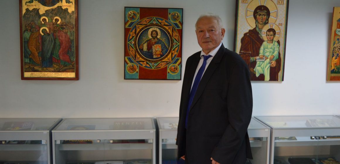„Vămile văzduhului”, o expoziție a preotului Vasile Trif „Vămile văzduhului”, o expoziție a preotului Vasile Trif